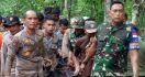 Brigjen TNI Ahmad Rizal Ikut Mengangkat Jenazah Suri dari Tumpukan Kayu - JPNN.com