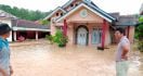 Mohon Doanya, 20 Warga Terjebak Banjir, 40 Rumah Tergenang, 1 Jembatan Roboh - JPNN.com