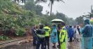 Begini Penampakan Longsor di Jalan Raya Garut-Tasikmalaya, Tak Bisa Dilintasi - JPNN.com