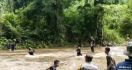 Puluhan Orang Terjebak Banjir di Tempat Wisata, Bhabinkamtibmas Bereaksi, Lihat - JPNN.com