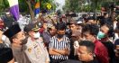 Pengunjuk Rasa Menutup Jalan, Teriaki Anggota DPRD di Depan Muka, Panas! - JPNN.com