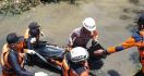 Banjir Melanda Kabupaten Bandung, 1 Lansia Tewas di Kawasan Proyek Kereta Cepat - JPNN.com