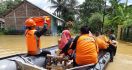 Banjir Setinggi 1,5 Meter Rendam Kabupaten Cilacap, 424 Warga Terpaksa Mengungsi - JPNN.com
