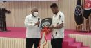 Gubernur Dominggus Beri Hadiah Mobil kepada Ricky Kambuaya  - JPNN.com