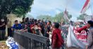 Demo Mahasiswa Mulai Rusuh, Pagar Roboh, Objek Vital Dijaga Ketat - JPNN.com