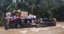 Nekat Menerjang Banjir, Truk Sembako Terguling, Lihat - JPNN.com