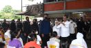 Jokowi Tiba di Bali, Langsung Menuju Pasar, Lihat Pria Tegap di Sampingnya - JPNN.com