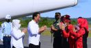 Jokowi Tiba di Wakatobi, Lihat Siapa yang Menyambut - JPNN.com