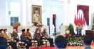 Jokowi Terima Penghargaan dari Lembaga Internasional Ini, Ganjar Sampai Hadir di Istana - JPNN.com