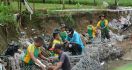 Cegah Banjir dan Longsor, Satgas Yonarmed 1 Kostrad dan Warga Pasang Bronjong di Sungai Waiheru - JPNN.com