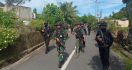 TNI dan Brimob Gelar Patroli Bersama Demi Ciptakan Kedamaian di Negeri Kariu - JPNN.com