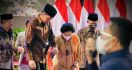 Hadiri Muktamar Pemuda Muhammadiyah, Jokowi Tuntun Bu Mega Turun dari Panggung, Lihat - JPNN.com