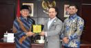 Wakil Ketua MPR Yandri Susanto Raih Penghargaan dari Green Climate International - JPNN.com