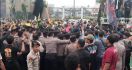 Ricuh, Jalan di Depan Gedung DPR Ditutup Massa Demo Tolak Perpu Ciptaker - JPNN.com