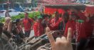 PDIP Laksanakan Defile Sebelum Daftar Bacaleg ke KPU, Hasto Naik Delman - JPNN.com