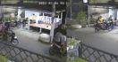 Aksi Geng Motor di Makassar Terekam CCTV, 1 Pemuda Kena Busur, Lihat - JPNN.com