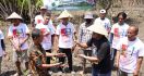 Sahabat Ganjar Sukses Ajak Masyarakat Tanam Mangrove di Cilacap Utara - JPNN.com