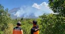 Lereng Gunung Agung Terbakar, Petugas Kesulitan Memadamkan Api - JPNN.com