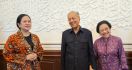 Lihat, Mahathir Pegangi Tangan Megawati, Lalu Mereka Tertawa Lepas - JPNN.com