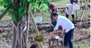 Presiden Jokowi Menanam Pohon Bersama Masyarakat Embung Anak Munting NTT - JPNN.com