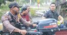 Hujan & Petir Tak Patahkan Semangat Polri Sampaikan Pesan Pemilu Damai ke Wilayah Terluar Dumai - JPNN.com