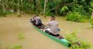 Demi Pemilu Damai, Anak Buah AKBP Dody Wirawijaya Tempuh Jalan Berlumpur Hingga Banjir - JPNN.com