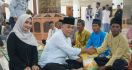 Program ASN Berbagi, Pemkab Natuna Salurkan Bantuan 1,8 Ton Beras ke Warga - JPNN.com