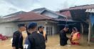 Bantu Evakuasi Korban Banjir di Sungai Penuh, Polda Jambi Kirim Personel Satuan Brimob - JPNN.com