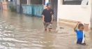 Diguyur Hujan, Kali Cipinang Meluap, Puluhan Rumah di Kelurahan Makasar Banjir - JPNN.com