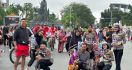 Polwan Ditlantas Polda Riau Ajak Pengunjung Car Free Day Ciptakan Pemilu Damai - JPNN.com