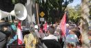Diadang Brimob-TNI, Massa Tolak Hasil Pemilu Berdatangan di Depan Gedung KPU - JPNN.com