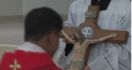 Umat Katolik di Belitung Lakukan Prosesi Penghormatan Salib saat Peringati Jumat Agung - JPNN.com