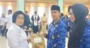 316 Guru PTT Gunung Mas Dilantik menjadi PPPK, Begini Pesan Wabup Efrensia - JPNN.com