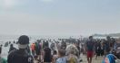 Hingga H+2 Lebaran, 85 Ribu Orang Berwisata ke Pantai Anyer - JPNN.com