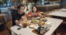 Cicipi Ayam Goreng di Restoran Bima Yamgor, Veronica Tan: Enak Banget! - JPNN.com