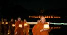 Menuju Perayaan Waisak: 40 Bhikkhu Thudong Jalan Kaki dari TMII Menuju Candi Borobudur - JPNN.com