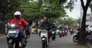 4 Kiat Berkendara Aman dan Nyaman dengan Motor Listrik - JPNN.com