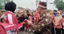 HUT ke-79 RI, Pj Wali Kota Palembang Bagikan 3.000 Bendera Merah Putih kepada Warga - JPNN.com