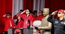 Megawati Memimpin Pengibaran Bendera Merah Putih di Hadapan Lautan Satgas PDIP, Lihat - JPNN.com