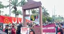 Demo Besar di DPR, Massa Aksi Membawa Poster Menohok Jokowi - JPNN.com