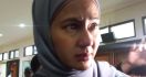 Wajah Paula Verhoeven Tampak Sembab Setelah Keluar dari Persidangan - JPNN.com