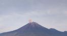 Masih Berstatus Waspada, Gunung Semeru Erupsi Lagi dengan Letusan Setinggi 800 meter - JPNN.com