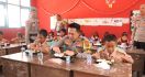 Kapolres Banyuasin Membagikan Makanan Bergizi Gratis untuk Siswa SDN 13 Air Kumbang - JPNN.com