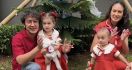 Serunya Nadine dan Dimas Anggara Merayakan Natal Bersama Anak-Anak - JPNN.com