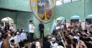 Pak Jokowi Bertakziah di Pondok Kiai Chasbullah - JPNN.com