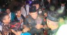 Panglima TNI Salat di Bawah Guyuran Hujan, Takbir! - JPNN.com