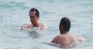 Pak Ahok Lagi Berenang di Pantai, Foto Kapan Tuh? - JPNN.com