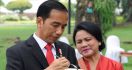 Jokowi Genggam Erat Ibu Negara, Yang Jomlo Langsung Baper - JPNN.com