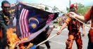 Merah Putih Terbalik, Bendera Malaysia Dibakar, Diinjak-injak - JPNN.com