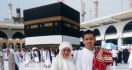 Lihat, Bu Khofifah Tertangkap Kamera Berhaji di Makkah Tanpa Pengawalan - JPNN.com